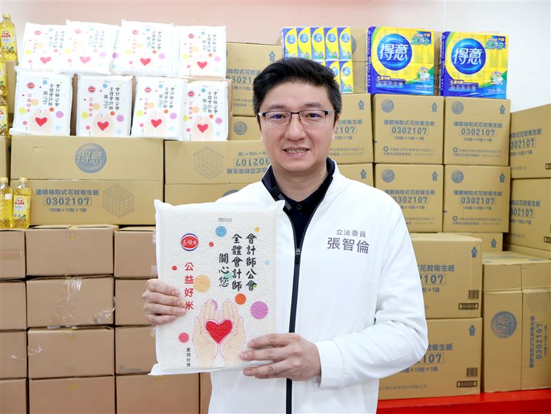 張智倫偕同會計師公會，在中和區贈送1500包的白米、食用油等物資給弱勢群眾。（圖／張智倫辦公室提供）