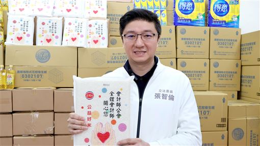 張智倫偕同會計師公會，在中和區贈送1500包的白米、食用油等物資給弱勢群眾。（圖／張智倫辦公室提供） 