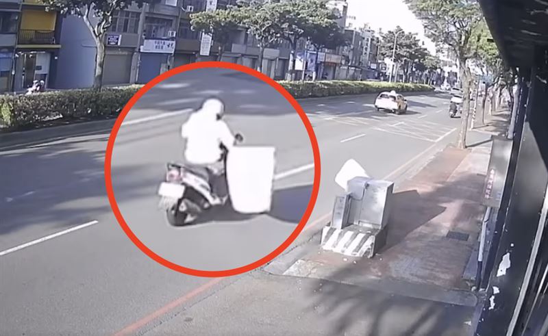 社區擺放的廢棄床墊被風吹起，砸中女騎士。（圖／翻攝自《內壢大小事》）