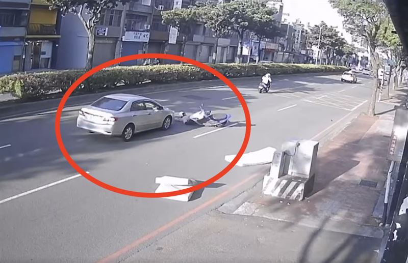 女騎士被砸中後摔車，後面轎車緊急煞車。（圖／翻攝自《內壢大小事》）