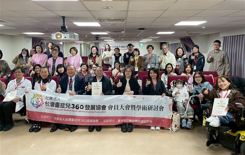 陳培瑜表示,需要更多政府資源投入,才能減輕重症者家屬負擔。她會持續要求衛福部與教育部,在醫療照顧、家庭教育面向,給予「整個家庭」更多支持。(圖/翻攝自陳培瑜臉書)