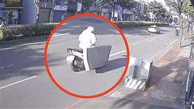 床墊,騎士,骨折,內壢（圖／翻攝自《內壢大小事》）