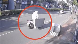 路邊廢棄床墊「起飛」擊落女騎士　畫面曝