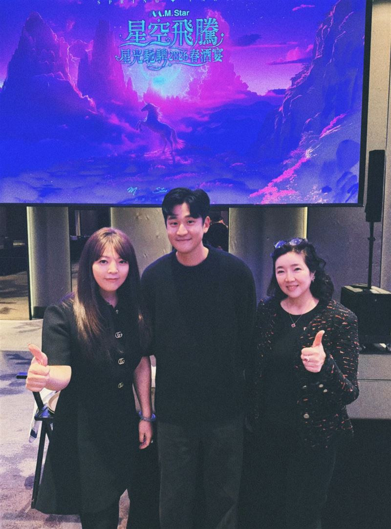 周興哲所屬星空飛騰春酒嗨翻台北！紅包雪片狂撒，猜拳拼獎金全場暴動。（圖／星空飛騰提供）