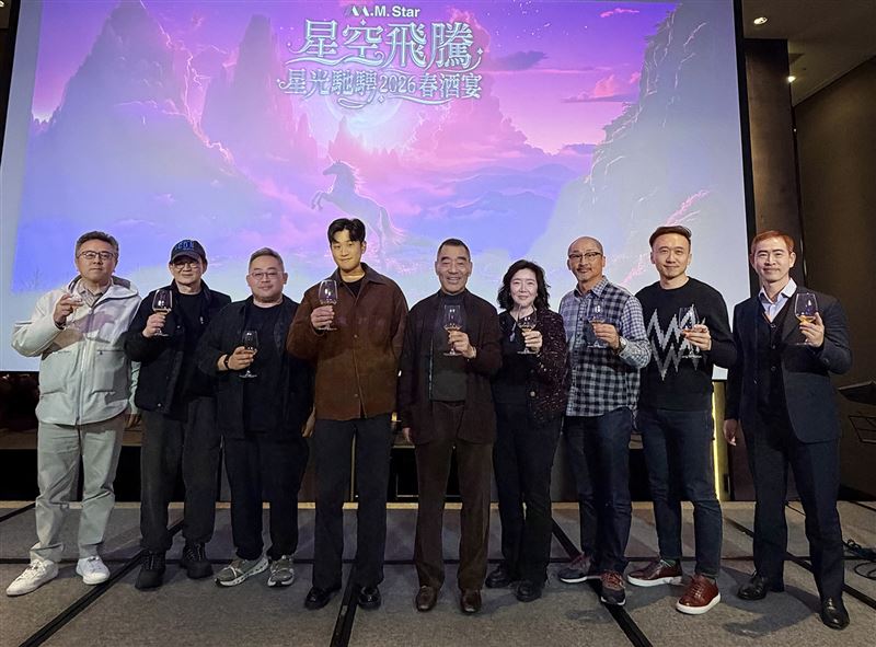 周興哲所屬星空飛騰春酒嗨翻台北！紅包雪片狂撒，猜拳拼獎金全場暴動。（圖／星空飛騰提供）