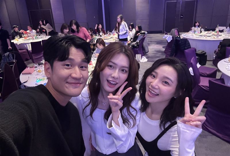 周興哲與師妹鄭沐晴（右）、何思靜（中）。（圖／星空飛騰提供）