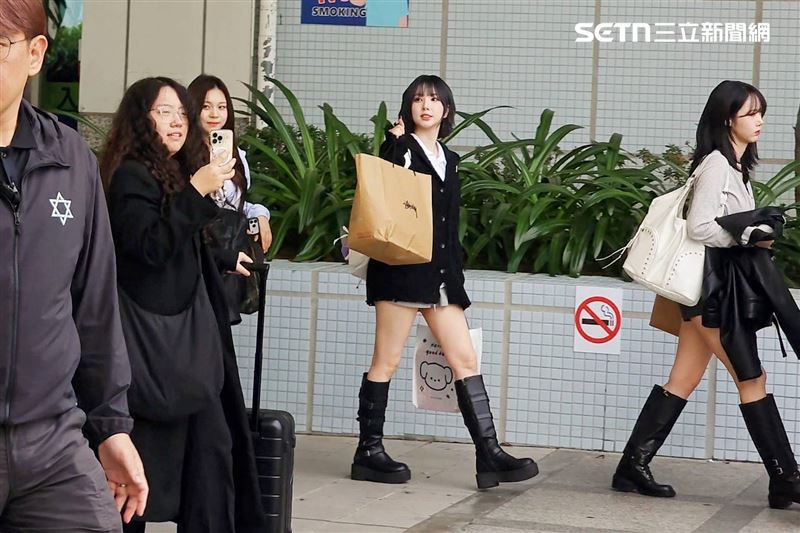 直擊/SJ-D&E落地高雄!東海「黃衣太搶鏡」大咖女團悄現身沒人發現