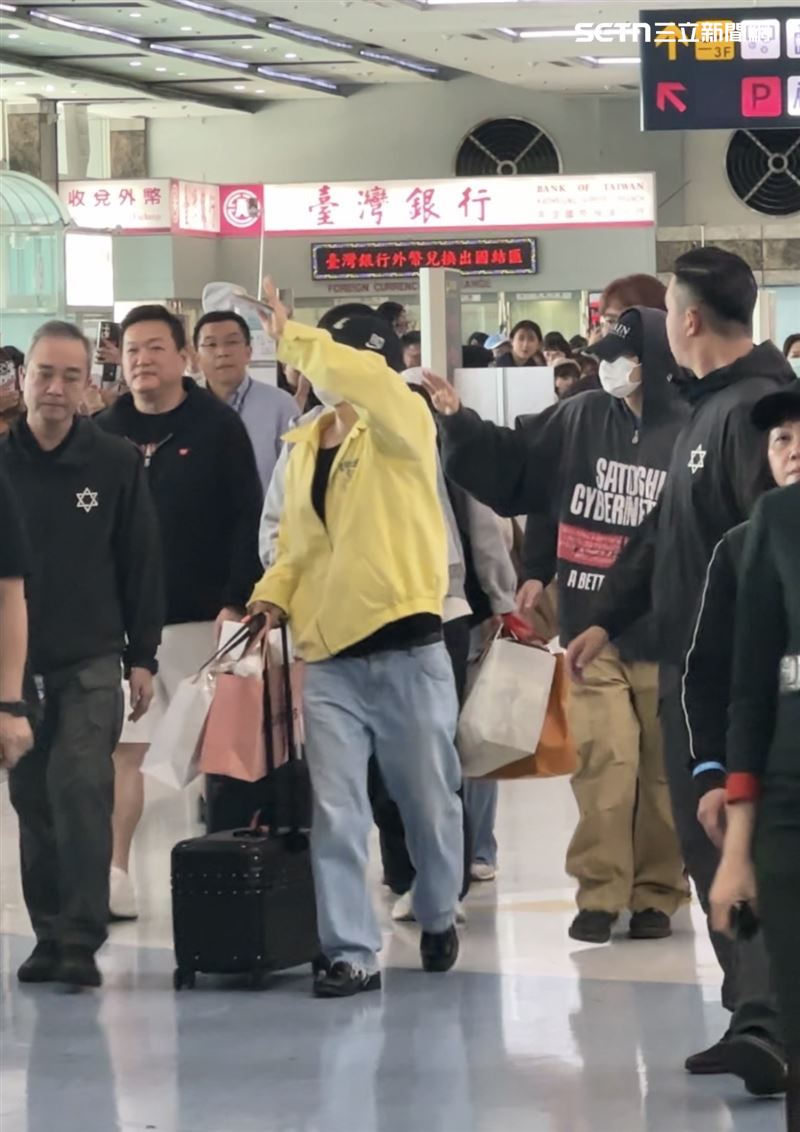 直擊/SJ-D&E落地高雄!東海「黃衣太搶鏡」大咖女團悄現身沒人發現