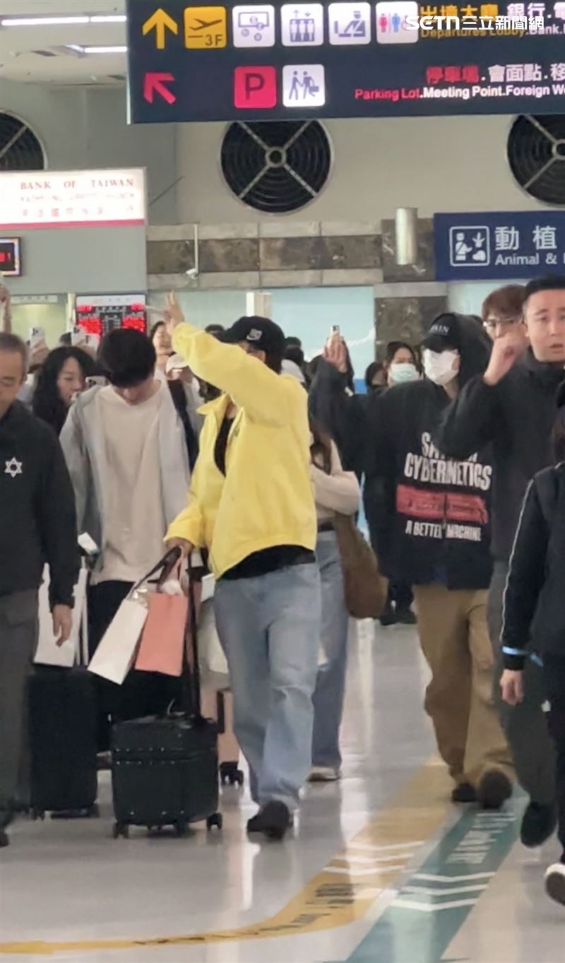 Super Junior-D&E東海、銀赫再度來高雄,與粉絲揮手招呼。(圖/記者林汝珊攝影)