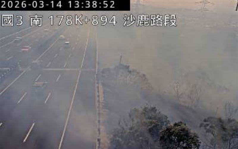 台中沙鹿示範公墓火警,起火地點鄰近國道3號,火勢及濃煙影響行車安全。(圖/翻攝高速公路資訊網)