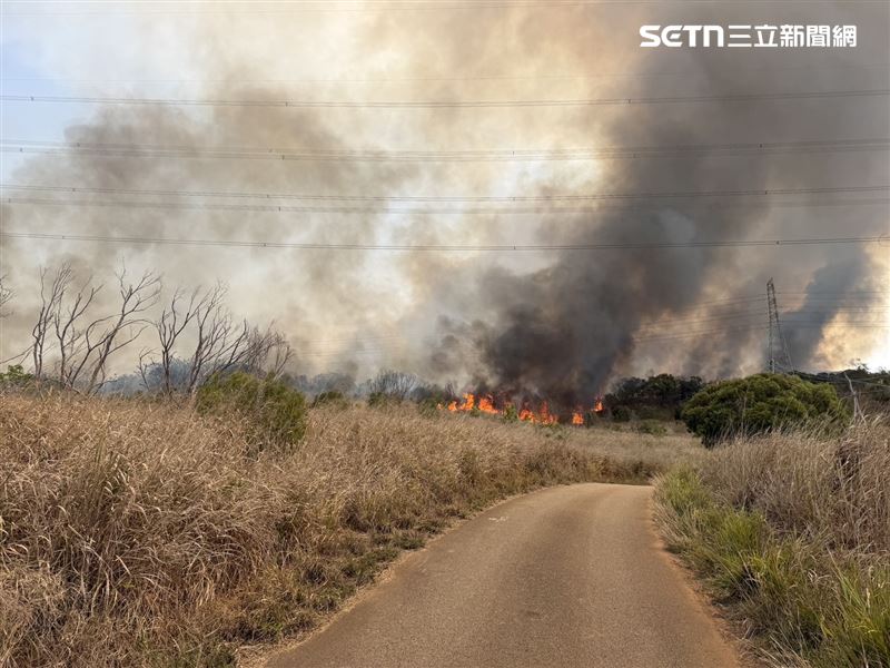 台中沙鹿示範公墓發生雜草火警,起火地點鄰近國道3號。(圖/翻攝畫面)