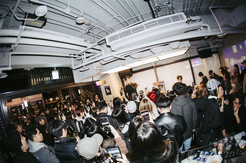 HowZ帶著新專輯空降信義一級鬧區。（圖／Light House 提供）