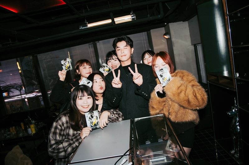 HowZ帶著新專輯空降信義一級鬧區。（圖／Light House 提供）