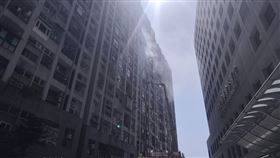 汐止一處大樓8樓冒出火煙，警消派員搶救。（圖／翻攝畫面）