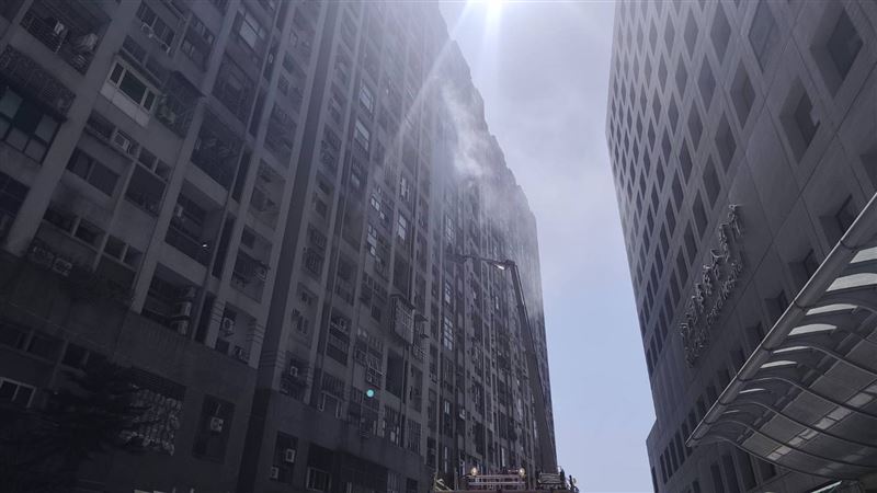 汐止一處大樓8樓冒出火煙,警消派員搶救。(圖/翻攝畫面)