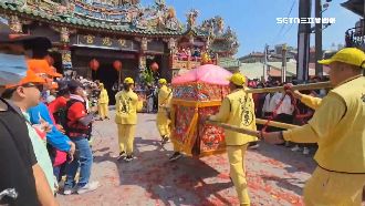 粉紅超跑現身！信眾蜂擁歡呼迎白沙屯媽祖