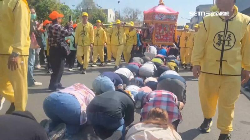 信眾虔誠鑽轎底