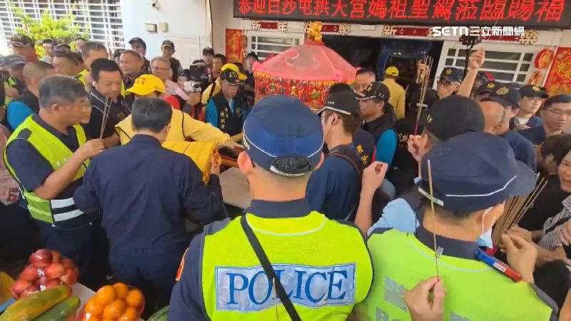 白沙屯媽祖聖轎特別在里港分局大門口休息