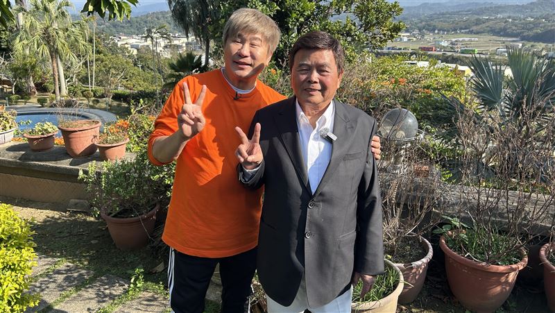 胡瓜粉絲曬法拉利車、千坪豪宅　震撼全場