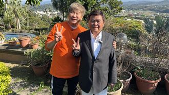 胡瓜粉絲曬法拉利車、千坪豪宅　震撼全場