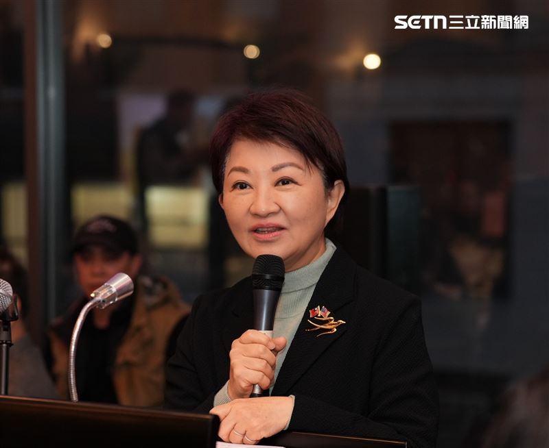 盧秀燕透過桌上每人一杯的珍奶，引出象徵「愈在地、愈國際」的台中底蘊。（圖／翻攝畫面）