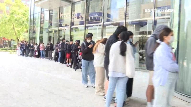 知名蛋糕品牌Lady M開賣杜拜巧克力口味千層蛋糕引來長長人龍排隊購買