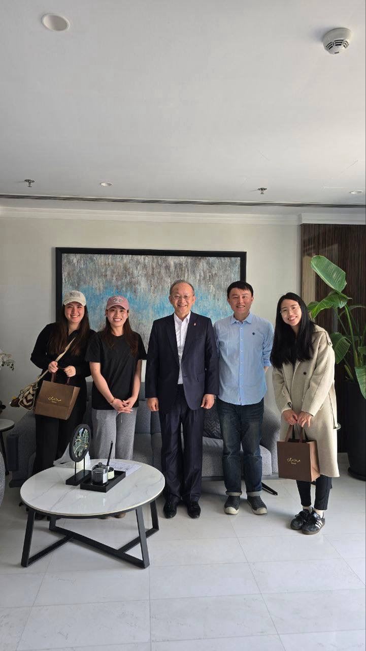 駐巴林代表處協助2位國人離境前往利雅德搭機，駐巴林代表處代表陳龍錦（中）偕同仁至旅館送行（圖／外交部提供）