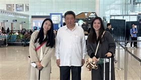 駐沙烏地阿拉伯代表處代表張治平（中）與旅居巴林赴利雅德搭乘日本包機離境之國人合影（圖／外交部提供） 