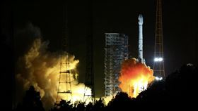 陸北斗三號衛星首射　2020年覆蓋全球中國大陸西昌衛星發射中心5日晚上7時45分用長征三號乙運載火箭，以「一箭雙星」方式成功發射北斗三號第1顆、第2顆導航衛星，預計在2020年完成北斗衛星導航系統全球組網。（中新社提供）中央社　106年11月6日