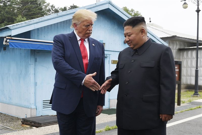 川普感性回憶著和金正恩過往見面的細節。（圖／美聯社／達志影像）