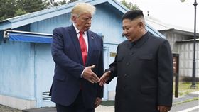 川普感性回憶著和金正恩過往見面的細節。（圖／美聯社／達志影像）