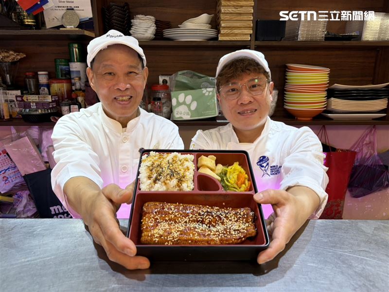 三多屋爸爸嘴老闆李奕立(左)給予劉忠翰(右)工作機會,也是他的人生導師。(圖/記者簡浩正攝影)