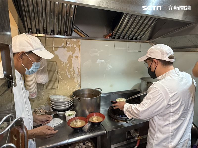 在李奕立(左)的安排下,劉忠翰(右)跟著師傅學殺魚、站櫃檯接觸客人,再進到熱台磨練刀工與火候,一步步累積實力。(圖/記者簡浩正攝影)