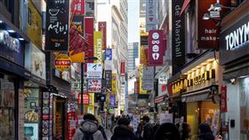 明洞是南韓知名商圈，匯聚了多樣服飾、彩妝、飾品等商店。（圖／美聯社／達志影像）