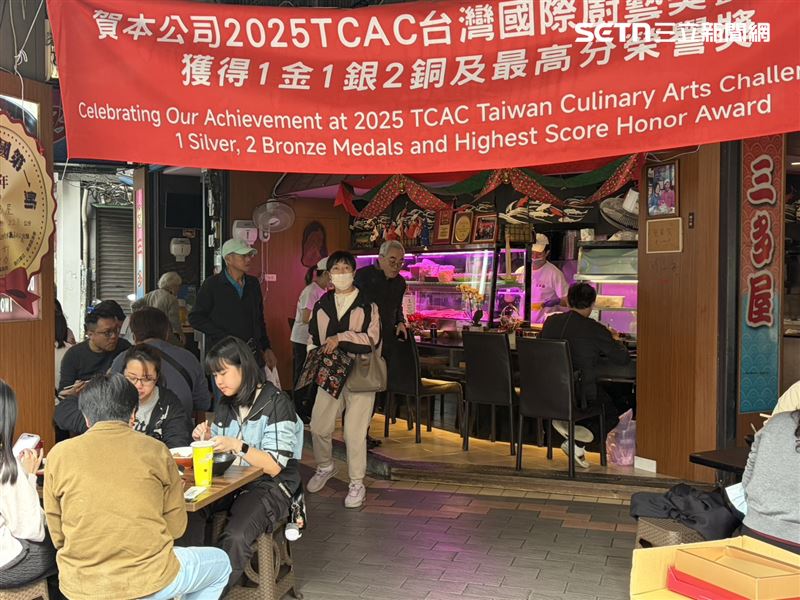 華陰街商圈的日式料理名店「三多屋爸爸嘴」，常吸引饕客前來。（圖／記者簡浩正攝影）