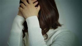 ▲2023年，在花蓮從事鐵工的男子阿強（化名）透過網路結交女子小如（化名），2人認識不久後相約見面。誰知阿強卻是恐怖情人，見面當天便在網咖痛毆小如，以暴力對她強制猥褻得逞。（示意圖／翻攝photoAC）