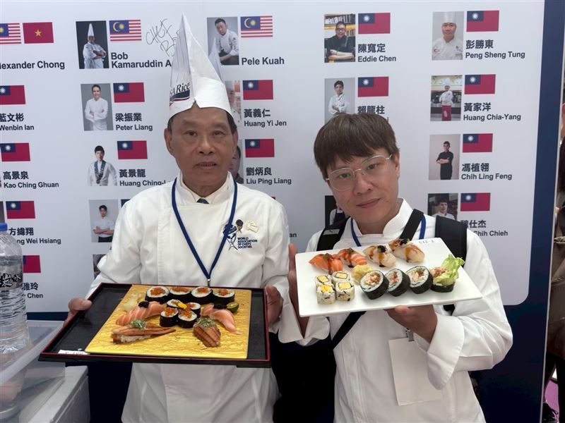 李奕立（左）鼓勵劉忠翰（右）參加2025年TCAC台灣國際廚藝美食挑戰賽，並奪得銅牌。（圖／劉忠翰提供）