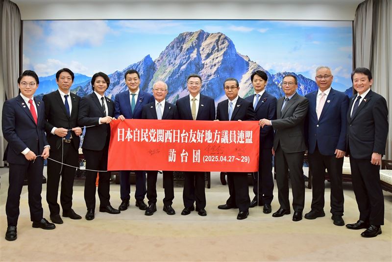 日本神戶市議員上畠寛弘(左三)2025年4月下旬,為響應前眾議員、現任日本首相高市早苗訪台,以「日本自民黨關西日台友好地方議員連盟」幹事長身分共同來台參與交流活動,並參訪台灣政界與智庫機構,深化地方層級合作(圖/開南大學副校長陳文甲教授提供)