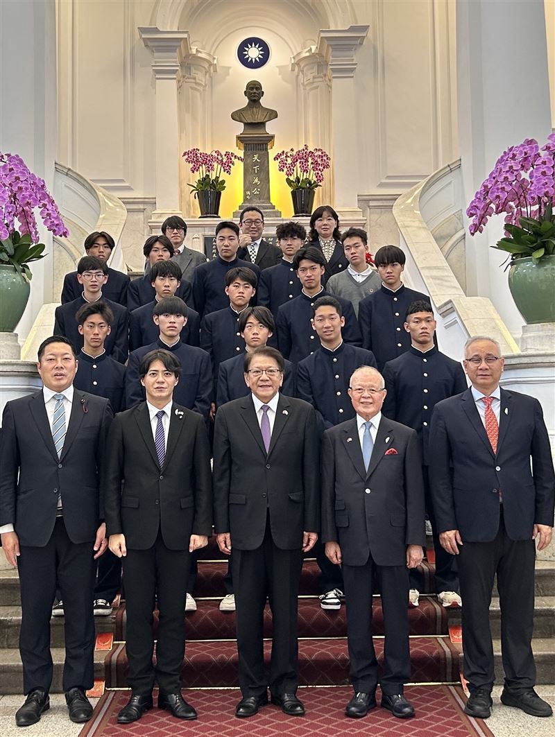 日本神戶市議員上畠寛弘(前排左二)2025年12月下旬率領神戶甲南高校師生訪台,拜會總統府秘書長潘孟安,並強調青年世代的互動是台日友誼最穩固的基礎。前排右二為總統府國策顧問陳天隆。(圖/開南大學副校長陳文甲教授提供)