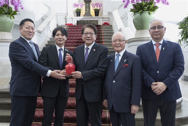 上畠寛弘非常感謝疫情期間,在最困難無助的時刻,時任屏東縣長、現任總統府秘書長潘孟安以「為了朋友」為由,跨海向神戶寄送大量醫療物資。右二為總統府國策顧問陳天隆。(圖/開南大學副校長陳文甲教授提供)