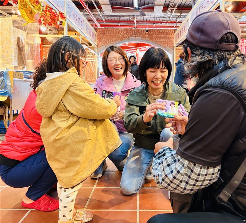 金山中繼市場開幕滿一週　周雅玲、蔡美華再訪攤商