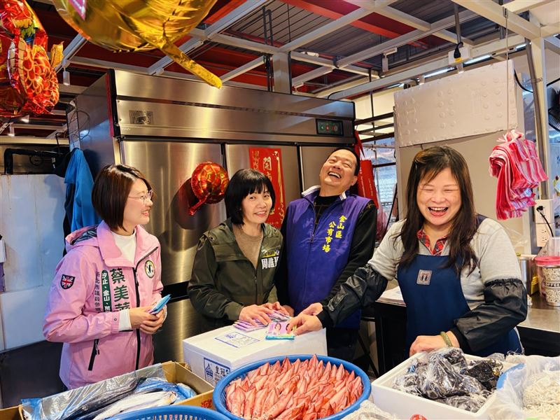金山中繼市場開幕滿一週　周雅玲、蔡美華再訪攤商