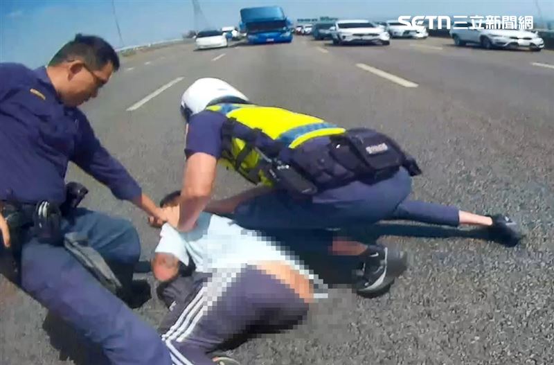 男子毒駕撞警車,一路逃往國道3號,員警亮槍威嚇,順利逮人。(圖/翻攝畫面)