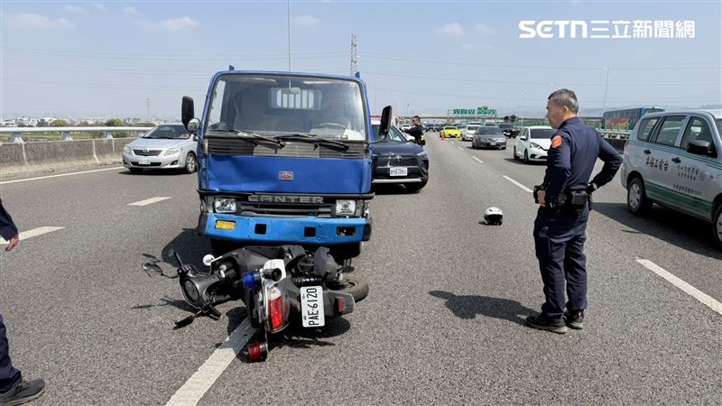 南投發生毒駕襲警案,男子毒駕拒檢多次衝撞警車,場面險象環生。(圖/翻攝畫面)