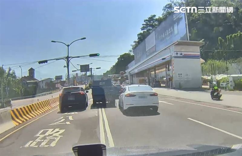 南投發生毒駕襲警案,男子毒駕拒檢多次衝撞警車,場面險象環生。(圖/翻攝畫面)