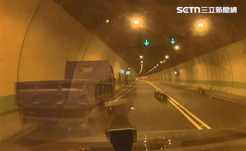 南投發生毒駕襲警案,男子毒駕拒檢多次衝撞警車,場面險象環生。(圖/翻攝畫面)