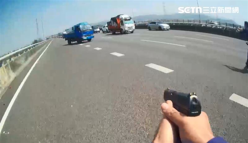 男子毒駕撞警車,一路逃往國道3號,員警亮槍威嚇,順利逮人。(圖/翻攝畫面)