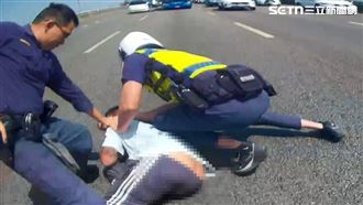 男毒駕拒檢狂飆！「沿路撞警車」畫面曝