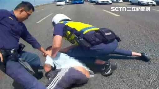 男毒駕拒檢狂飆！「沿路撞警車」畫面曝