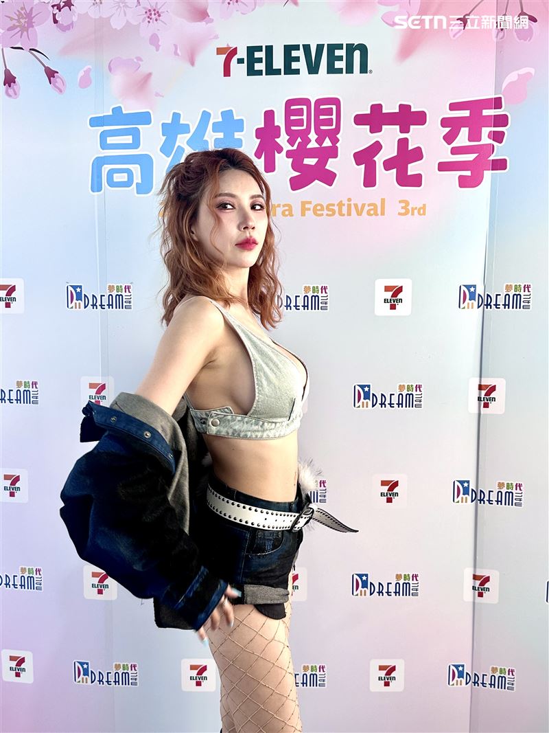 DJ妖嬌自豪自己的側胸。（圖／記者林汝珊攝影）